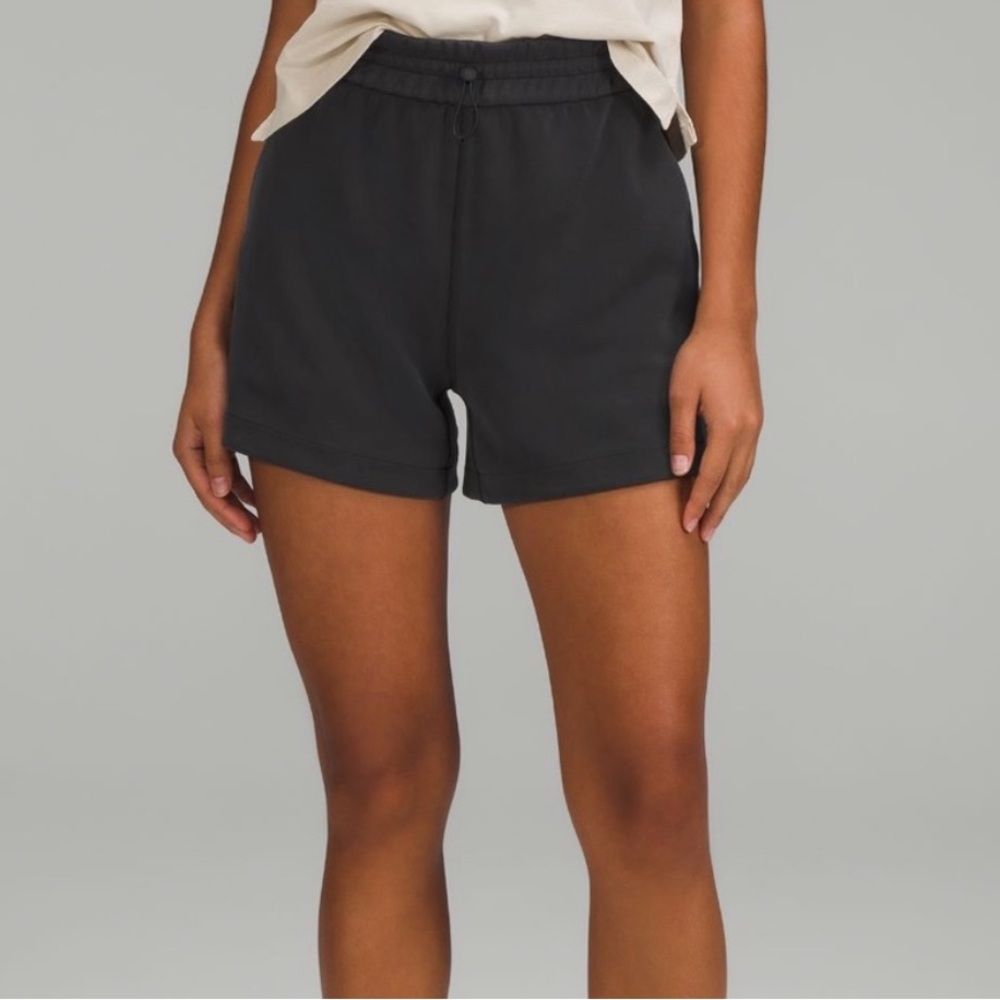 Lululemon softstreme high-rise short 4” Size 6 Black